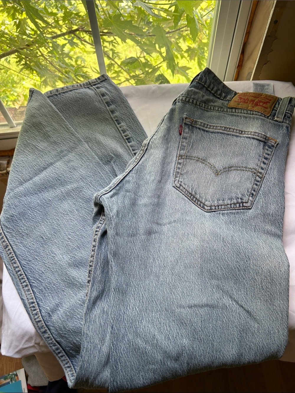 Vintage Levi's Light Blue Men's Relaxed Fit Jeans 505 size 32x34